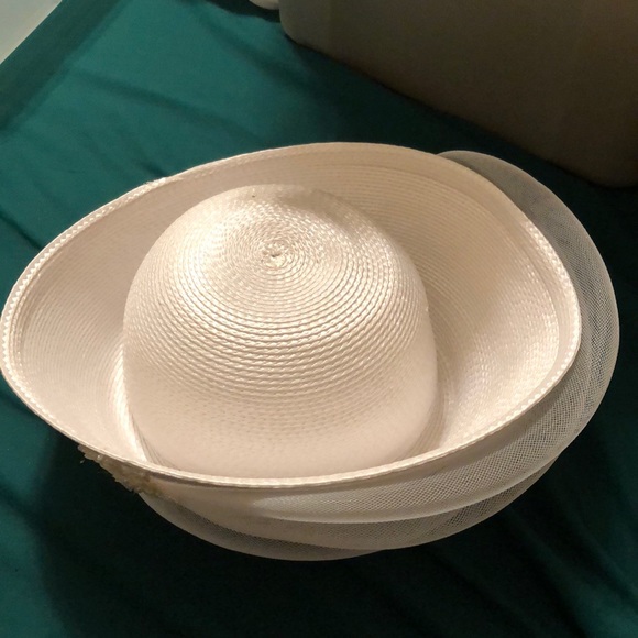 Ivory hat - Picture 1 of 3